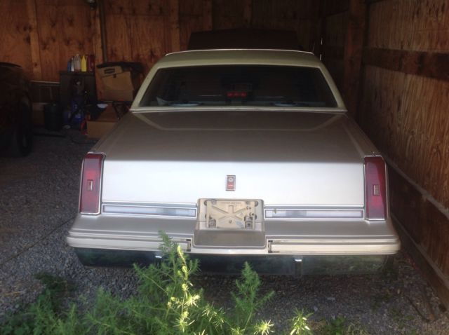 1986 olds cutlass salon- clean