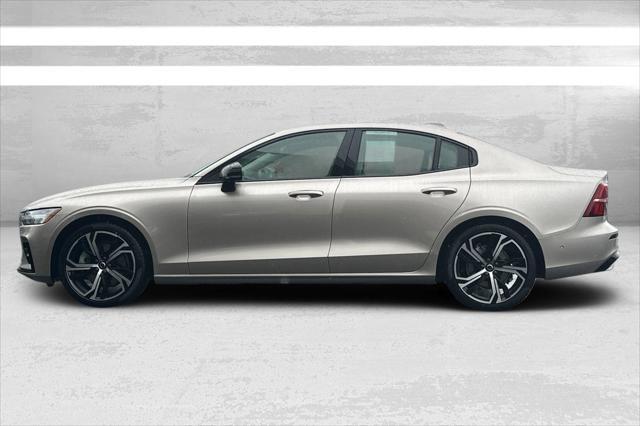 2024 volvo s60 b5 plus dark theme