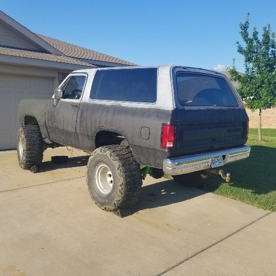 1990 dodge ramcharger 4x4 w/5" lift, 38" tires, & brand new 400hp v-8 engine