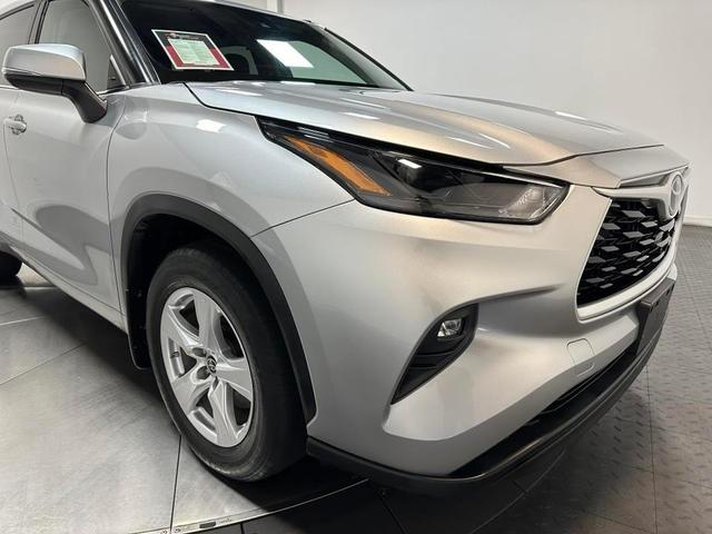 2022 toyota highlander le