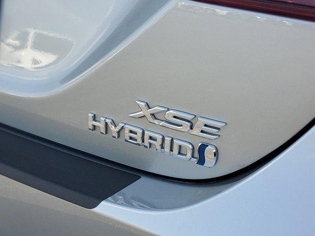 2024 toyota camry hybrid se