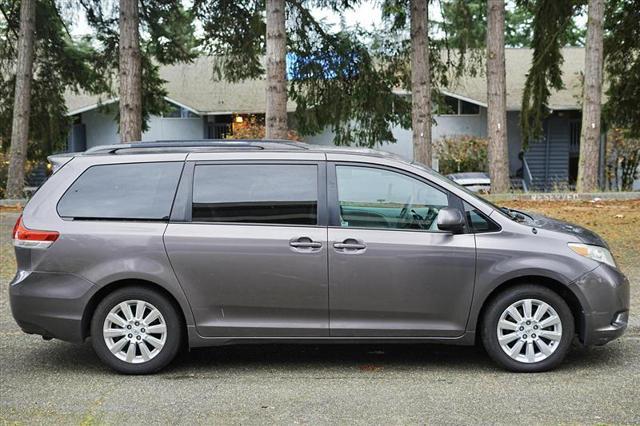 2012 toyota sienna le