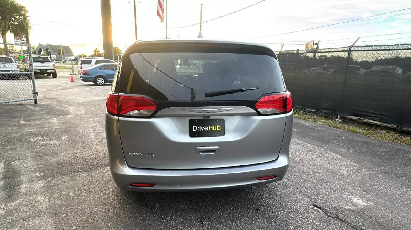 2020 chrysler voyager lx