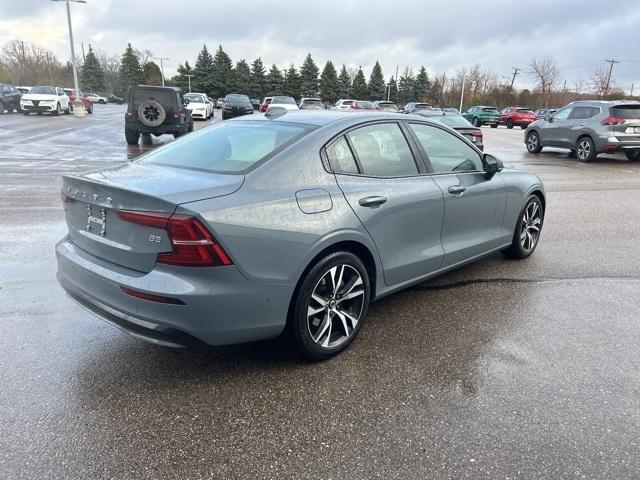 2024 volvo s60 b5 plus dark theme