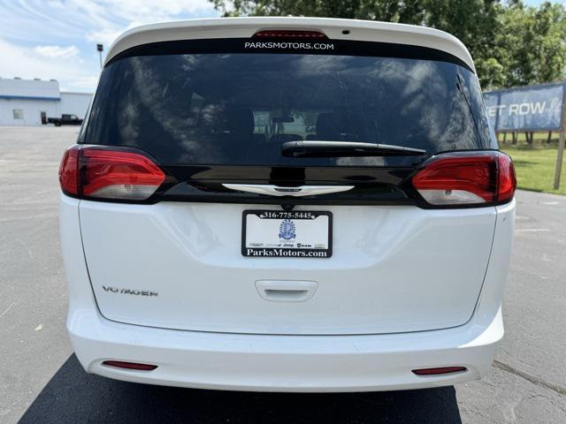 2022 chrysler voyager lx