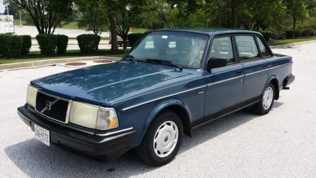 1993 volvo 240 base sedan 4-door 2.3l classic