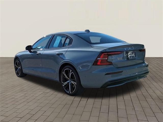 2024 volvo s60 b5 plus dark theme