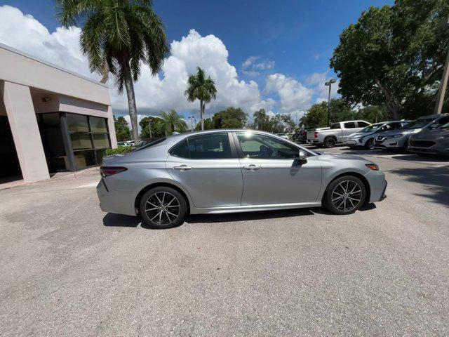 2022 toyota camry se
