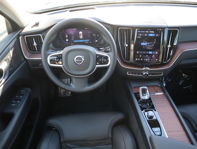 2024 volvo xc60 b5 awd ultimate dark theme