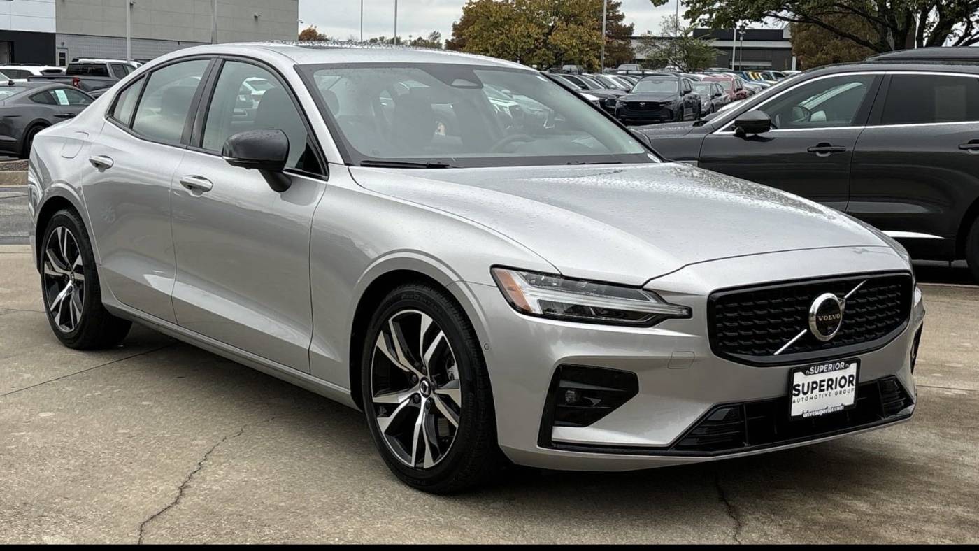 2024 volvo s60 b5 plus dark theme