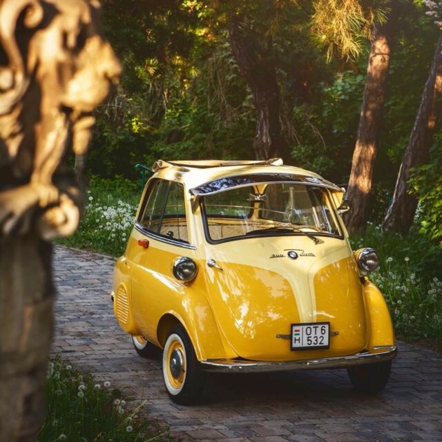 fully restaured isetta, like factory condition with lot of spare parts and doc