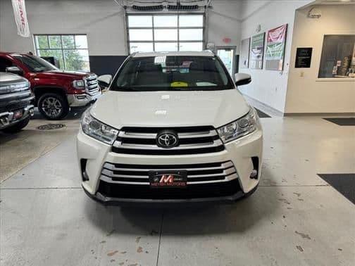 2017 toyota highlander xle in plymouth, wisconsin
