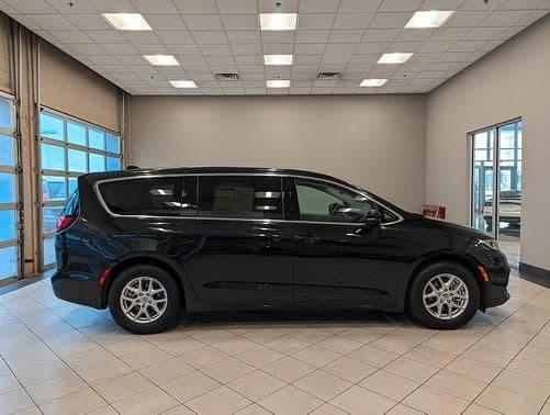 2023 chrysler pacifica touring l front-wheel drive passenger van in chester, indiana