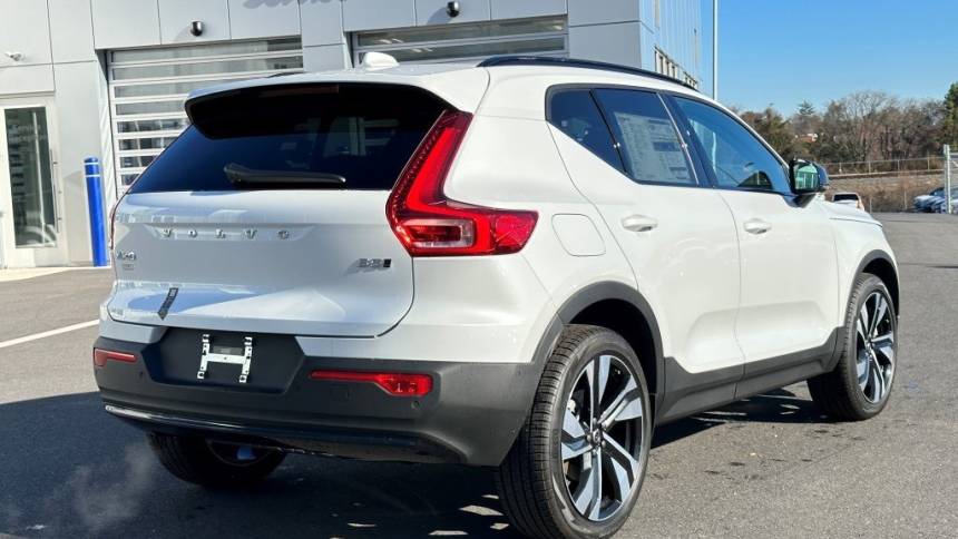2024 volvo xc40 b5 plus dark theme