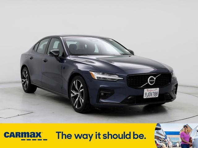 2024 volvo s60 b5 plus dark theme