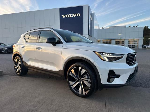 2024 volvo xc40 b5 plus dark theme