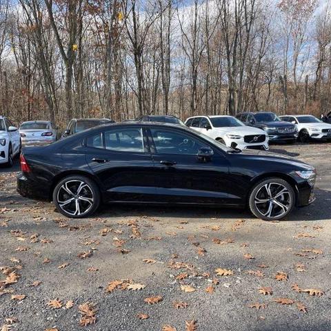 2024 volvo xc60 b5 plus dark theme
