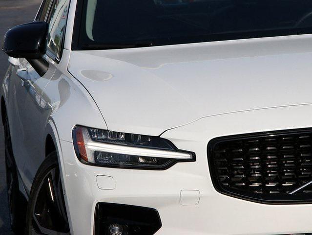 2024 volvo s60 b5 ultimate dark theme