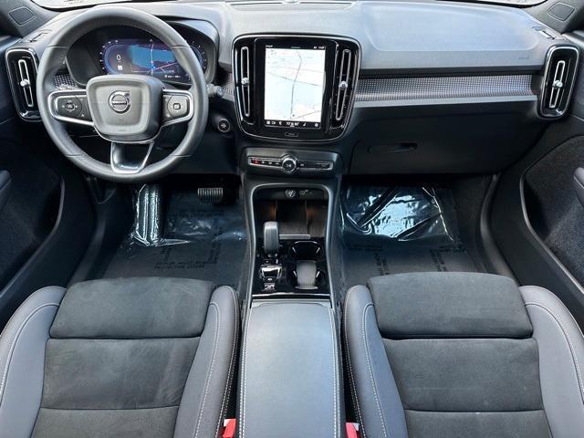 2024 volvo xc40 b5 plus dark theme