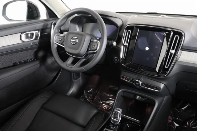 2024 volvo xc40 b5 plus dark theme