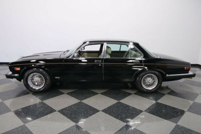 39k actual miles fuel injected 4.2l inline 6 fresh black paint gorgeous interior