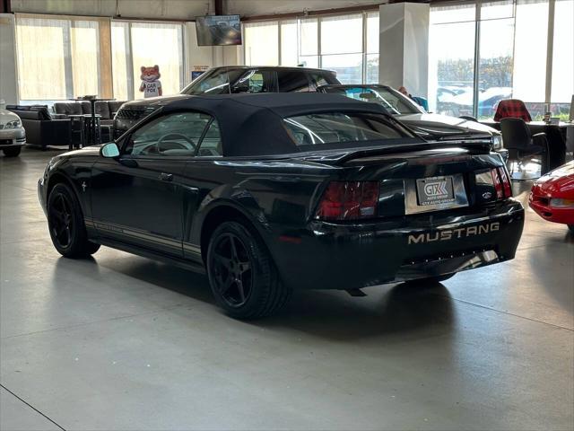 2000 ford mustang base