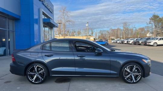 2024 volvo s60 b5 core dark theme