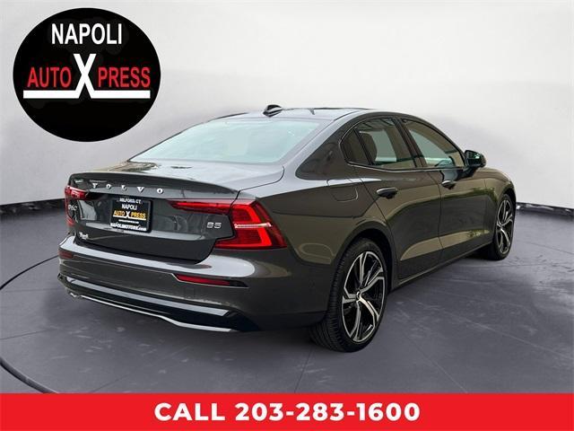2024 volvo s60 b5 plus dark theme