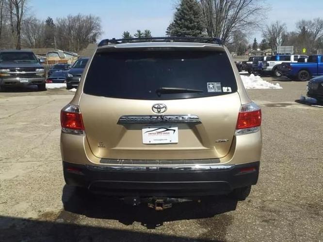 2013 toyota highlander base v6 4dr all-wheel drive in farmington, minnesota