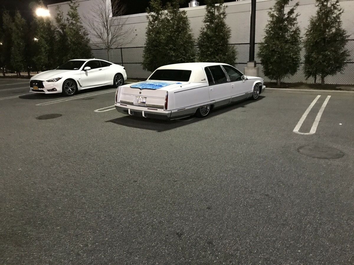 1993 cadillac fleetwood sedan white rwd automatic chassis