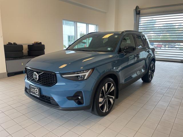 2023 volvo xc40 b5 ultimate dark theme