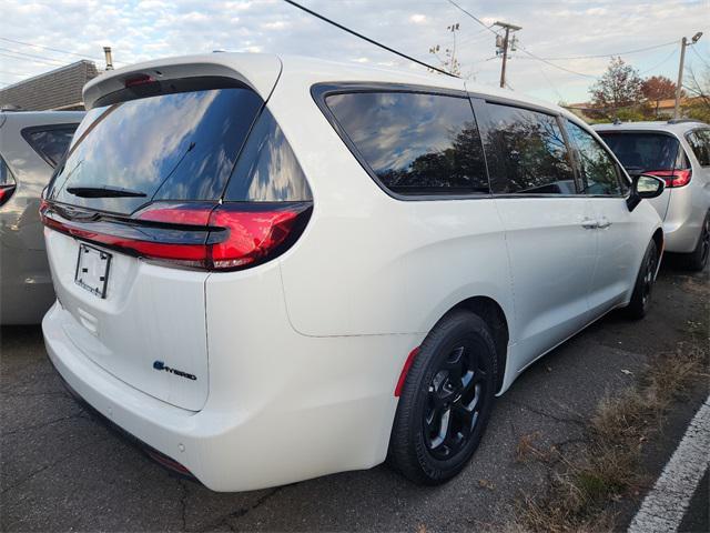 2023 chrysler pacifica hybrid touring l