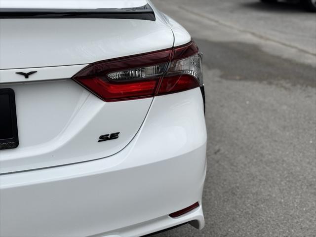 2024 toyota camry hybrid se