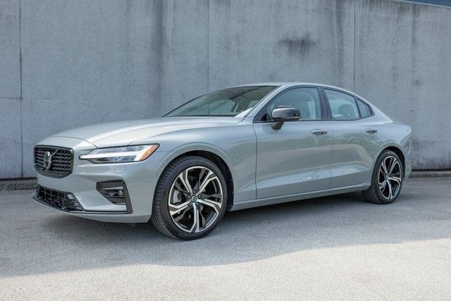 2024 volvo s60 b5 plus dark theme
