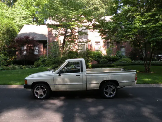classic 1986 toyota hilux pickup, sporty, clean and straight