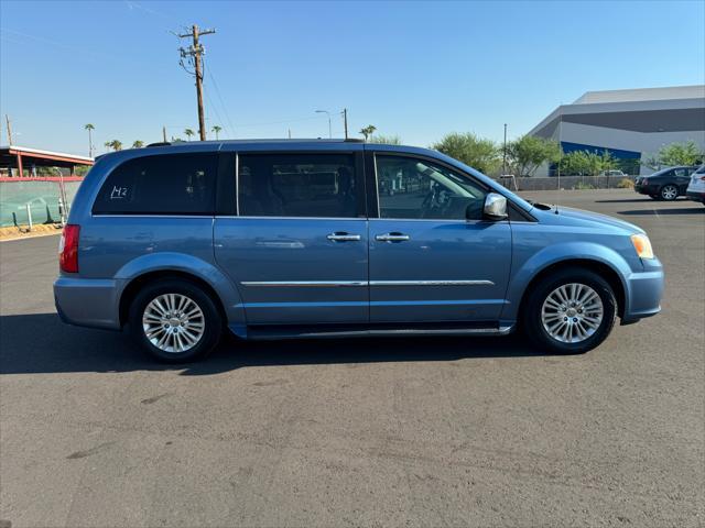 2012 chrysler town & country limited
