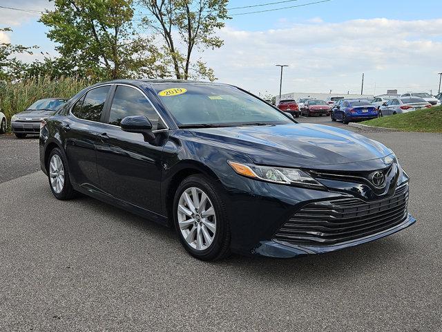 2019 toyota camry le
