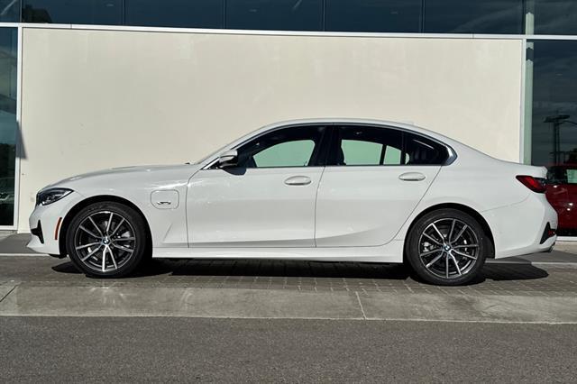 2022 bmw 330e base