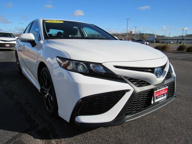 2022 toyota camry hybrid se