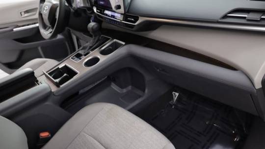2022 toyota sienna le 8-passenger