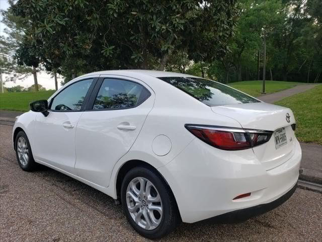 2017 toyota yaris ia base