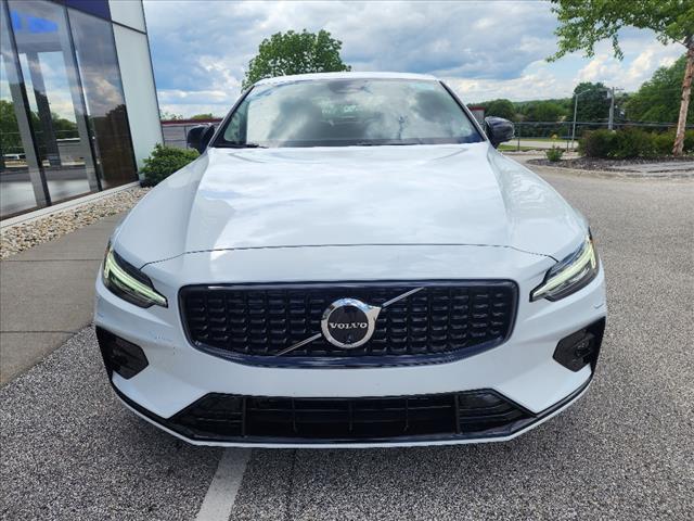2024 volvo s60 b5 plus dark theme
