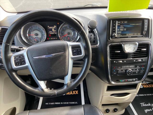 2013 chrysler town & country touring