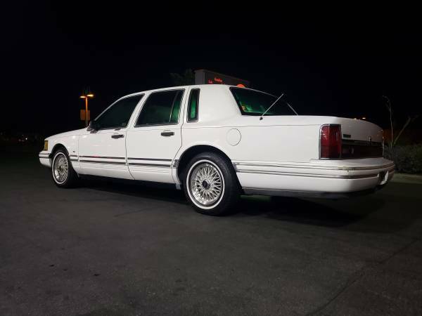 1994 lincoln town car executive * 4.6l v8 auto * runs good * 2 owners!