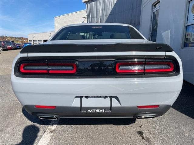 2022 dodge challenger sxt