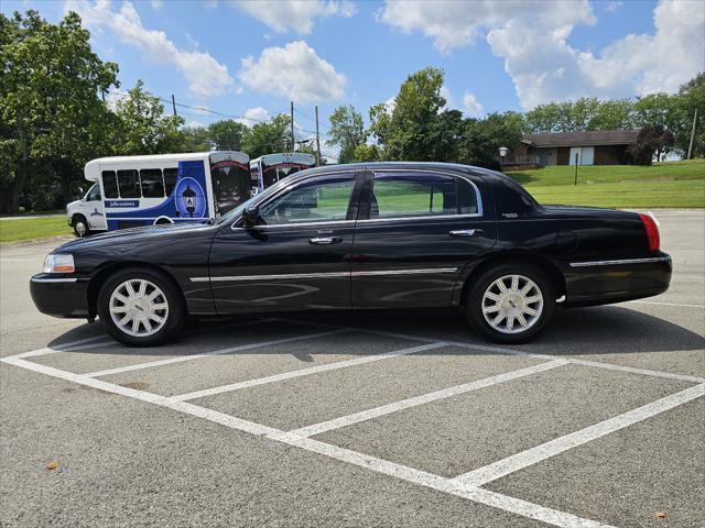 2011 lincoln town car signature