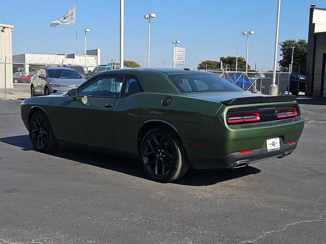2022 dodge challenger sxt