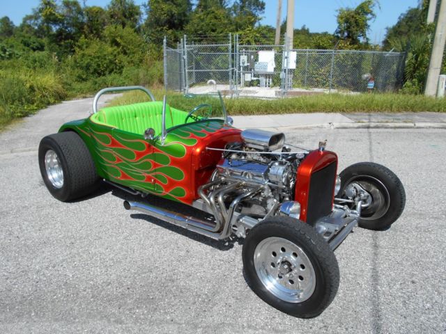 1927 ford model t roadster, orig steel body,350 motor,9 inch rear,auto,must see!