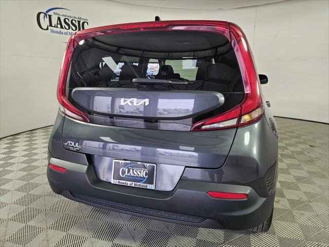 2022 kia soul lx