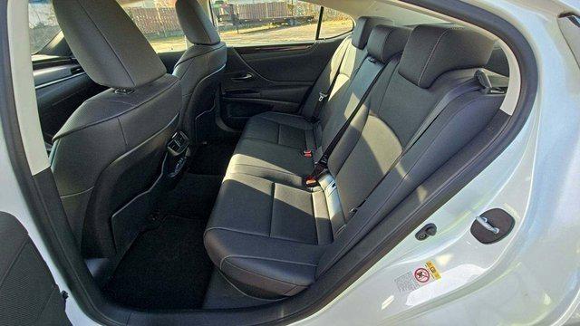 2019 lexus es 300h base
